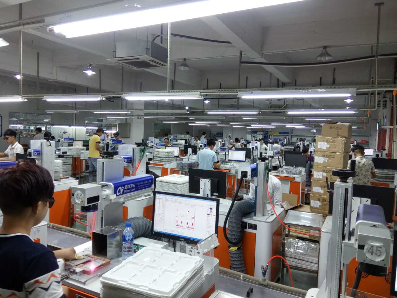 聯想手機外殼激光打標現場圖 聯想手機外殼激光打標現場圖